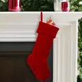 Grande calza di Natale in maglia rossa a righe verticali appesa al camino bianco - Calza in maglia a righe / Rosso