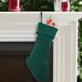 Grande calza di Natale in maglia verde appesa per la decorazione festiva della casa - Calza in maglia a righe / Verde