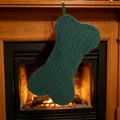 Chaussette de Noël tricotée verte en forme d'os suspendue devant la cheminée - Vert