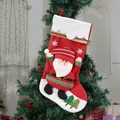 Feestelijke rode kerstsok met een 3D-kerstman voor kerstdecoratie en cadeauverpakking - Kerstman Sok