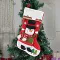 Feestelijke rode kerstkous met een sneeuwpop die aan een grote kerstboom hangt. - Kerst Sneeuwpop Sok