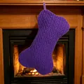Chaussette de Noël tricotée en forme d'os violette suspendue à une cheminée décorée - Violet