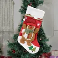 Creatieve kerstsok met 3D-peperkoekmannetje-tekenfilmontwerp hangend aan de boom - Peperkoekman Sok