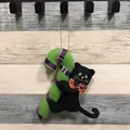 Adorno de peluche para Halloween de gato negro abrazando un bastón de caramelo verde decorativo - Estilo Gato Negro
