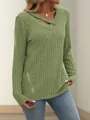 Detalle del cuello en V y los botones de este top verde de canalé y manga larga. - S / Tops / Verde