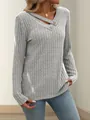 Detailansicht eines grauen Langarmshirts mit Rippenmuster und geknöpftem V-Ausschnitt. - S / Oberteile / Grau