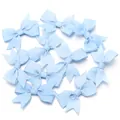 Detailansicht von hellblauen Ripsband-Schleifen mit Schwalbenschwanz-Design für DIY - Größe ca. 4,5X6cm, Bandbreite 1,5cm / Blau