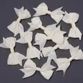 Nahaufnahme von cremefarbenen Ripp-Schwalbenschwanzschleifen für DIY-Zubehör - Größe ca. 4,5X6cm, Bandbreite 1,5cm / Gebrochenes Weiß