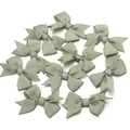 Detailansicht von mini salbeigrünen Ripsband-Schleifen für kreatives DIY-Bastelzubehör - Größe ca. 4,5X6cm, Bandbreite 1,5cm / Armeegrün