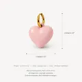 Detailansicht eines rosa Emaille-Herzanhängers mit kleinem Goldreifen aus Edelstahl - Rosa matter Herzanhänger (Nur Anhänger) / Rosa