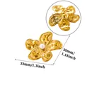 Detailansicht einer goldenen Edelstahl-Blumenbrosche mit einer zentralen weißen Perle - Gehämmerte Kunstperlenblume (G815454)