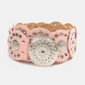Vintage-Boho-Gürtel in Rosa mit dekorativen silbernen Nieten und großer Schnalle - Helles Silberrosa
