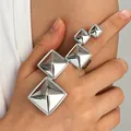 Vue détaillée d'une bague multi-doigts pyramidale géométrique argentée pour un look punk hip-hop - Bague Pyramide Géométrique (3457) / Argent