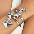 Vue détaillée d'un bracelet manchette argenté à clous pyramides avec finition miroir - Bracelet Blocs Géométriques (Z-035) / Argent