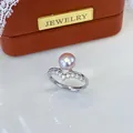 Detailansicht eines verstellbaren Silberrings mit rosa Süßwasserperle und Zirkonia - Einstellbar Offen / Zweilagiger V-förmiger Strass-Stil / Orange-Lila