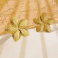 Prachtige gouden Plumeria bloem oorknopjes van getextureerd roestvrij staal voor dames - Vijfbladige bloem met radiale textuur (FY6088) / Goud