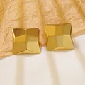 Minimalistische grove vierkante geometrische oorknopjes met gepolijste gouden afwerking - Vierkante geometrische gefacetteerde stijl (FY6092) / Goud