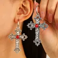 Pendientes de cruz vintage en plata antigua con motivos florales y gema roja central - Cruz de Strass Rojo Gótico (11552) / Plata antigua