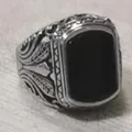 Vintage roestvrijstalen ring voor heren met gravures en een opvallende zwarte onyx steen - Zwarte Onyx Gegraveerde Stijl (BR8-1346)