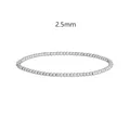 Primo piano di un braccialetto elastico minimalista in grani d'acciaio inox da 2,5 mm per uomo - 2.5mm / Argento