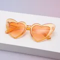 Detailansicht der orangefarbenen Herz-Sonnenbrille mit Glitzerfinish und UV400-Schutzgläsern - Glitzerndes Orange