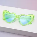 Nahaufnahme der stilvollen grünen Herzsonnenbrille mit Glitzer und Blauverlauf - Glitzerndes Grün
