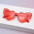 Nahaufnahme der roten herzförmigen Sonnenbrille mit einem funkelndem Glitzer-Rahmen - Wie abgebildet / Glitzer Roter Rahmen