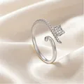 Elegante zilveren verstelbare kattenring met zirkonia op zachte zijden achtergrond - Slimme Kat Wikkelstijl (7427)