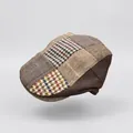 Nahaufnahme einer braunen Vintage-Patchwork-Mütze mit verschiedenen Hahnentritt- und Fischgrätmustern. - Einheitsgröße (54-58cm) / Kaffee-Patchwork