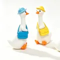 Figurines de canard miniature avec chapeaux et sacs bleus et jaunes, décoration de bureau - Canard Chapeau Jaune Sac Bleu (C4062) / Pièce Unique