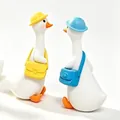 Figurines de mini canards blancs avec chapeaux et sacs colorés pour la décoration - Canard Chapeau Bleu Sac Jaune (C4062) / Pièce Unique