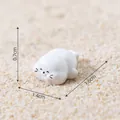 Figurine miniature phoque blanc mignon avec dimensions 1,6 x 1,4 x 0,7 cm sur sable doux. - Phoque Allongé / Phoque Miniature / Blanc (3# Allongé)