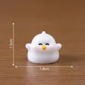 Figura miniatura de pato blanco lindo de 1.8cm para decoración de casa de muñecas - Pose de Abrazo
