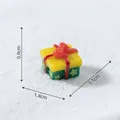 Miniature boîte cadeau de Noël jaune et verte pour décor de scène de neige en DIY - 1.4x1.1x0.9cm