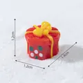 Figurine de boîte cadeau de Noël rouge miniature avec nœud jaune pour micro-paysages - 1.2x1.4x1.2cm