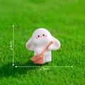 Niedliche Miniatur-Hasenfigur mit einem Besen für Mikro-Landschaft DIY Garten Deko - 2,5 x 2,4 cm