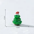 Miniatura di albero di Natale in resina con cappello rosso, decoro da 2,3 cm. - Albero di Natale