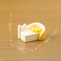 Niedliches Miniatur-Sofa in Weiß und Gelb für Puppenhaus-Deko, Größe 2.1x2.5x3.7cm - Langes Katzesofa