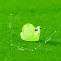 Glow-in-the-dark miniature green snail doll for DIY garden landscaping decoration - 1.8x1.2x0.9cm / Green Snail