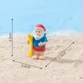 Figura de Papá Noel surfista en miniatura para decoración de micropaisajes de playa - Papá Noel con Tabla de Surf