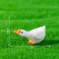 Adorable figurine d'oie miniature avec bec orange pour la décoration de jardin miniature - Oie qui Court