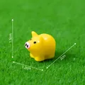 Niedliche gelbe Miniatur-Schweinefigur für DIY-Gartendeko im Miniformat 1,5 cm lang - Schweinchen-Serie / Gelb