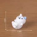 Gattino in miniatura in resina bianca con orecchio blu per casa delle bambole fai da te - 1.5x2.3cm