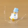 Detaillierte Miniatur-Weiße Entenfigur mit blauem Hut, 2,7 cm Schreibtisch-Deko - Entspannende Ente / Eimer Ente