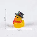 Miniatur Weihnachts-Ente gelbe Figur mit Hut und Schal, Größe 1,8 cm mal 2,3 cm - 5# Zylinder Ente