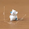 Miniature white heart-holding cat figurine with blue spots for DIY dollhouse decoration - Playful Pose (Heart/Lifting) / 2x1.5x1.1cm / 1# Playful Cat (White with Blue Spots)