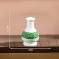 Miniatur weiße Vase mit grünem Strukturband, 3,1 cm Höhe Zubehör für das Puppenhaus. - H3.1cm x B2cm / Vase Stil 1