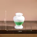 Weiße Miniatur-Puppenhausvase mit grünem Texturmuster, Maße 2,4 cm mal 1,9 cm - H2.4cm x B1.9cm / Vase Stil 2