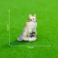 Figura de gato Maine Coon en miniatura realista sobre hierba verde con medidas - Posición de Pie (2#) / 3.2x2.6x2.0cm / Dorado y Blanco