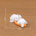 Simpatica statuetta di coniglio bianco che dorme su una carota per micro paesaggi - Posa a Dormire (3#) / 1.8x4.3cm